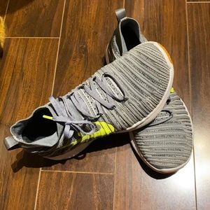 Men’s Nike Flyknit Train Running Shoes Size 9.5